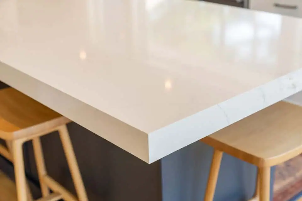 Kitchen countertop in white quartz