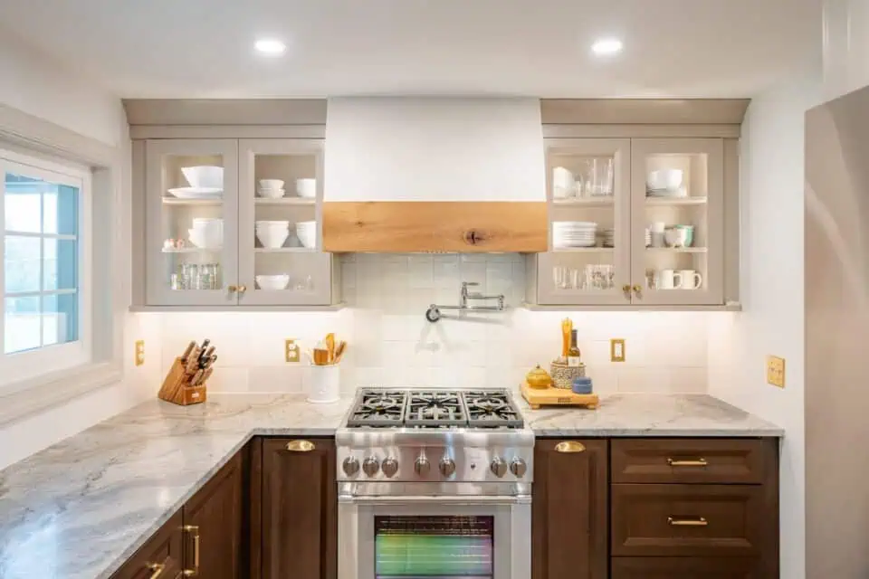 Fully equipped kitchen with vent, cabinets and a gas cooker