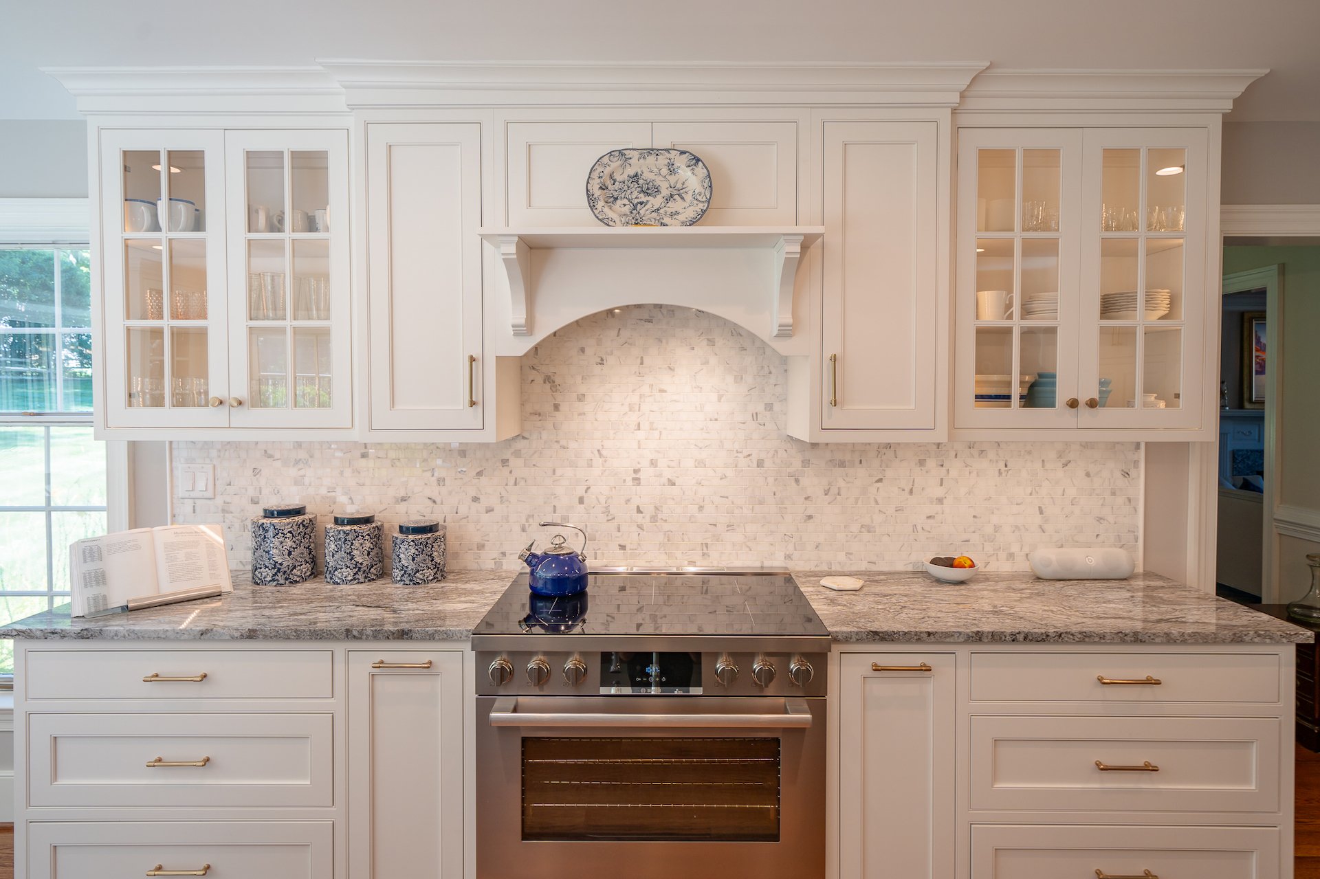 10 Kitchen Backsplash Tile Rules and When to Break Them 6 A multi-toned tile backsplash that complements the colors and patterns in the drawers, cabinets, and countertop. https://www.hazleybuilders.com/project/west-chester-kitchen-renovation/