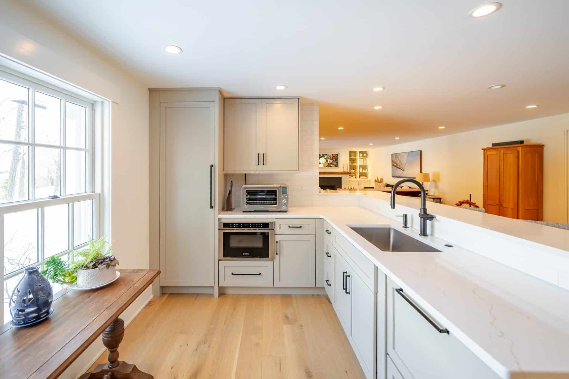 Tile Designs for the Kitchen: 7 Stunning Styles to Elevate Your Space 7 Full Kitchen With An L-Shaped Countertop and Cabinets